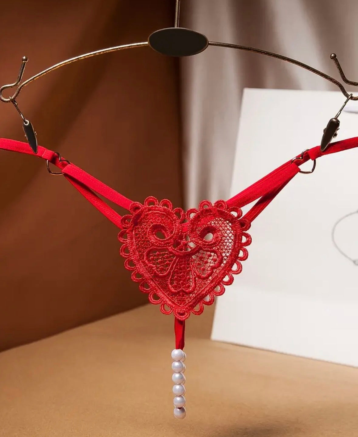 G-String Corazón de Encaje con Perlas – Rojo