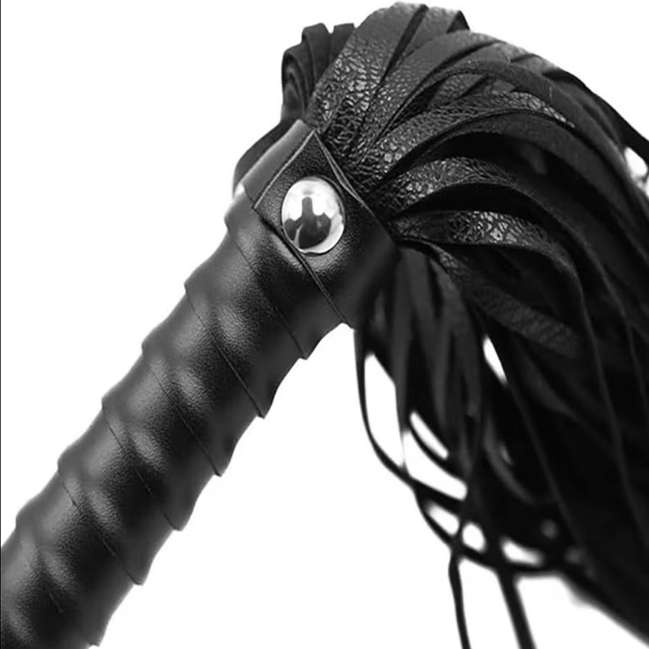 Kit BDSM Iniciación – Látigo Cuero + Esposas Peluche + Antifaz Satén Negro